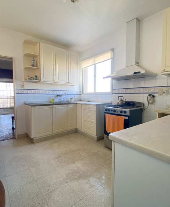 Piso con cochera y baulera fte al teatro