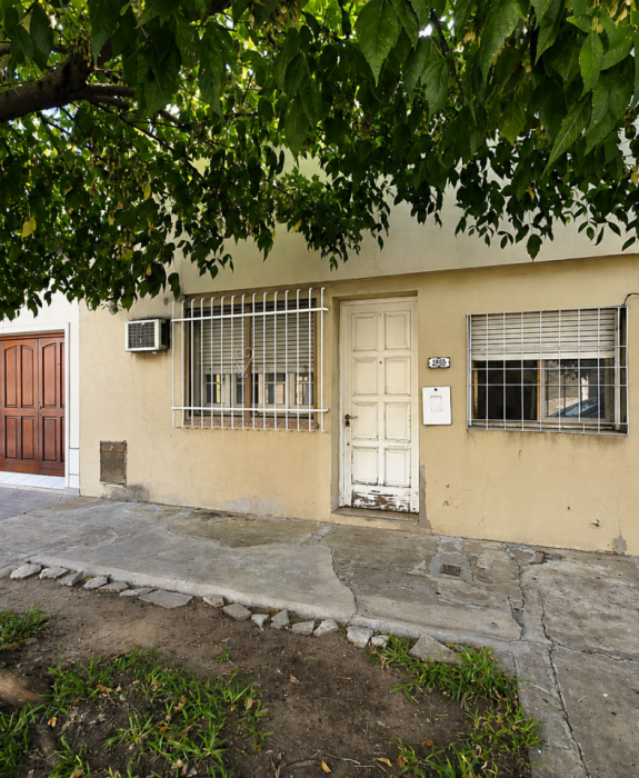 Casa al frente a mts de Avda.